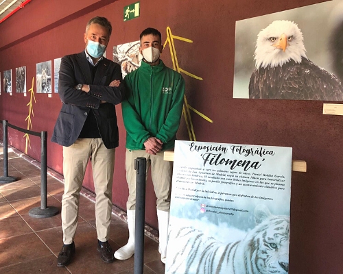 Enrique Pérez, director de Zoo Aquarium de Madrid, inaugurando la exposición junto al cuidador Daniel Roldán