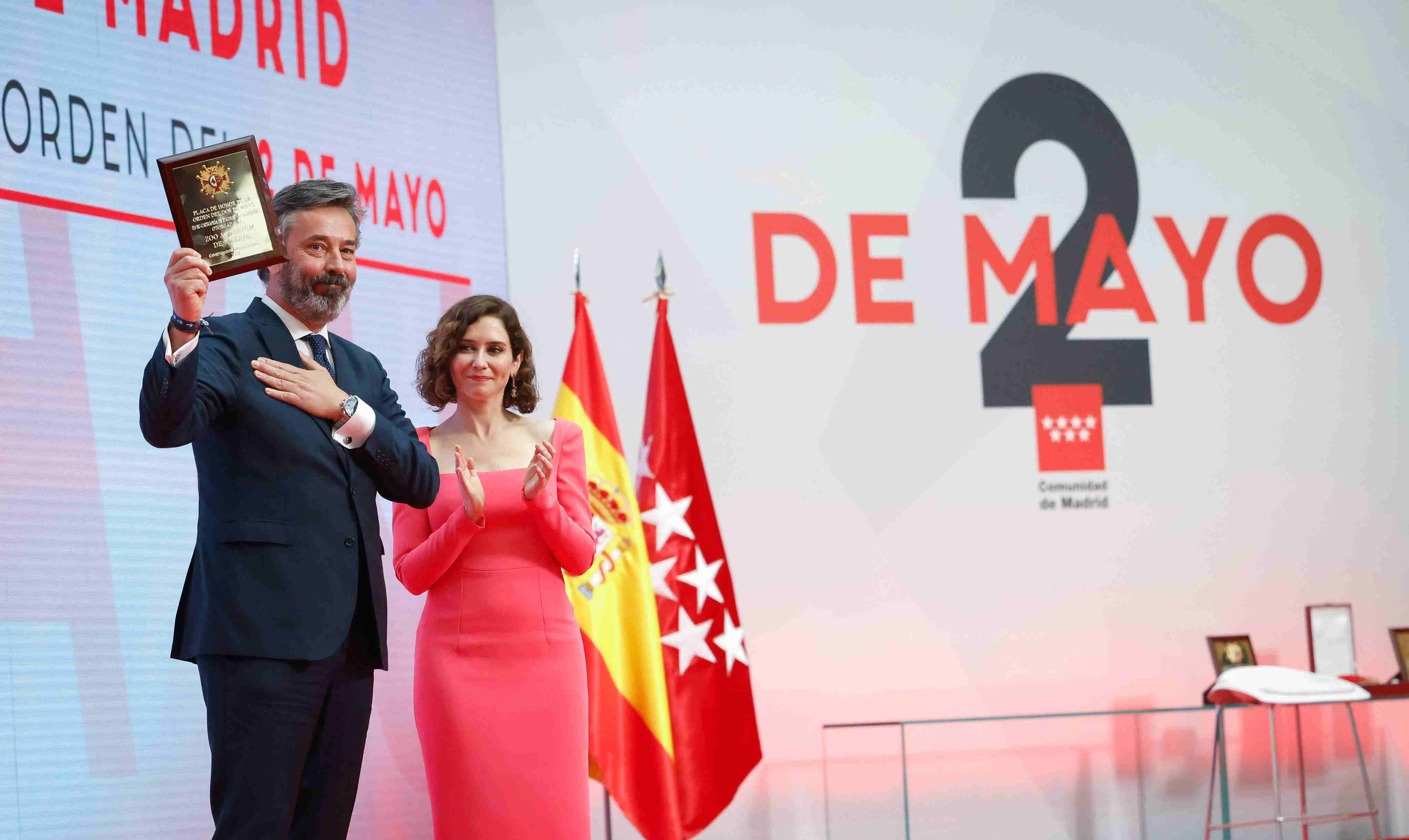 La Comunidad de Madrid entrega la Encomienda de Número del Dos de Mayo al Zoo de Madrid