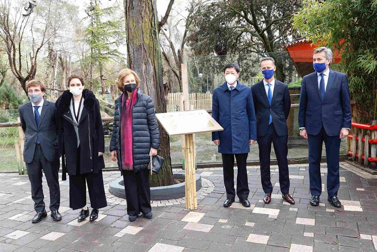 S.M. la Reina Doña Sofía inaugura la placa conmemorativa del 50 aniversario de Zoo