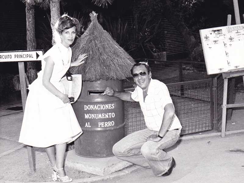 Buzón de la suscripción pública para hacer un monumento al perro instalado en el acceso al Zoo de la Casa de Campo de Madrid. Entre otros famosos que prestaron su apoyo, el presentador de televisión española Joaquín Prat. Archivo Zoo de Madrid.