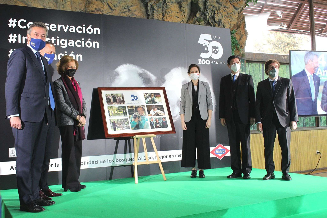 S.M. la Reina Doña Sofía recibe un obsequio durante el acto del 50 aniversario